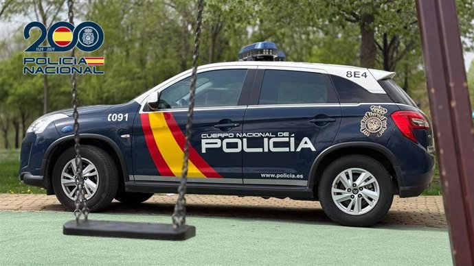 Un coche de Policía Nacional en un parque