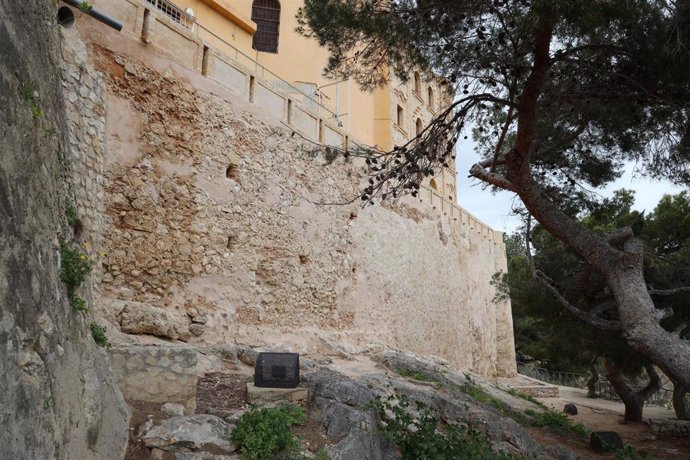 Cullera finaliza las obras de restauración de la muralla del Castillo afectada por la dana