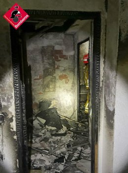 Rescaten a deu persones i evacuen part d'un edifici per l'incendi d'un patinet a Elx