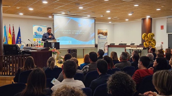 El alcalde de San Javier, José Miguel Luengo, da la bienvenida al acto de celebración del 35 aniversario del Centro de Educación de Adultos Mar Menor