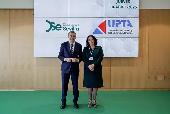 El presidente de la Diputación de Sevilla, Javier Fernández y la responsable de UPTA Andalucía, Inés Mazuela.