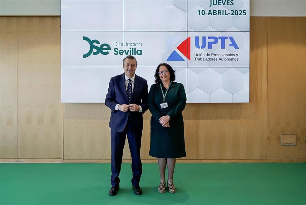 El presidente de la Diputación de Sevilla, Javier Fernández y la responsable de UPTA Andalucía, Inés Mazuela.