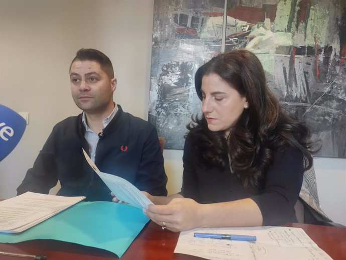 Archivo - El secretario general de URA, Borja Fernández, con la abogada de la formación.