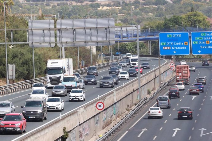 Archivo - Vehículos en el tramo de la autovía A-49 más próximo a Sevilla 