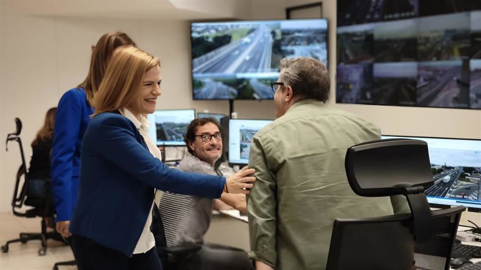 La delegada del Gobierno en la Comunitat Valenciana, Pilar Bernabé, visita las dependencias del Centro de Gestión de Tráfico en Valncia.