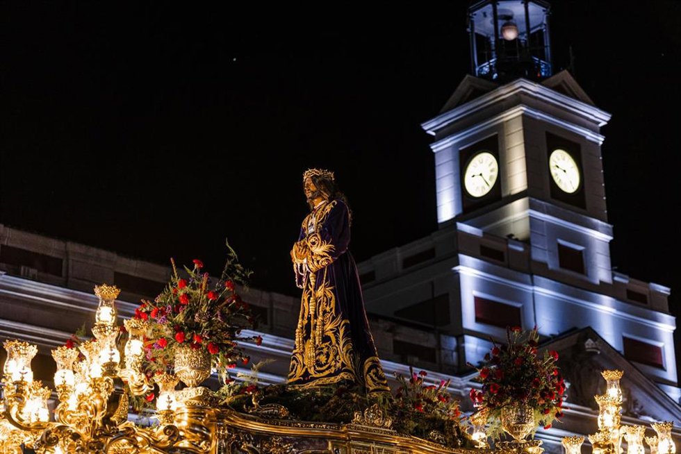 Archivo - El paso durante la procesión del Cristo de Medinaceli, en la Puerta del Sol