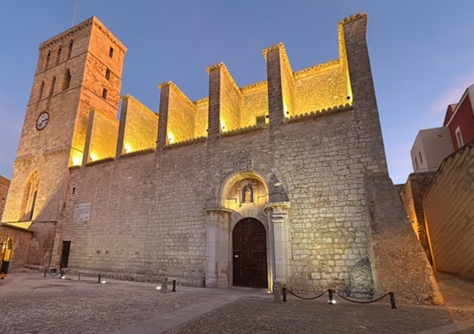 Archivo - Catedral de Ibiza iluminada