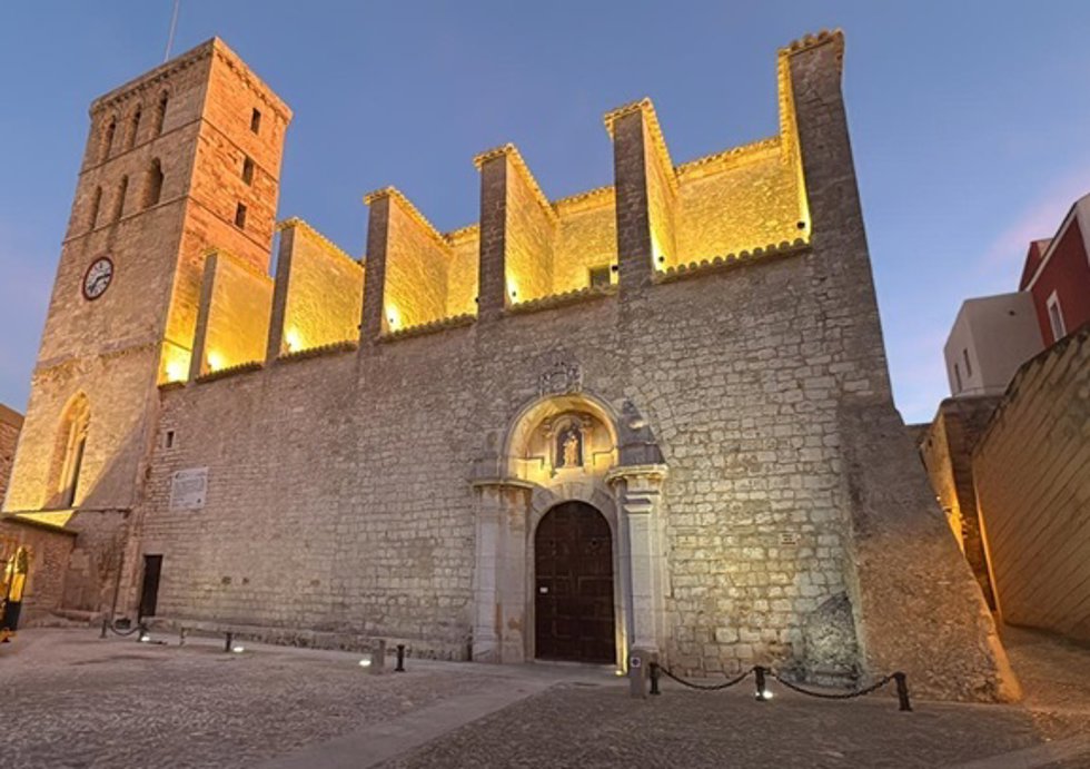 Archivo - Catedral de Ibiza iluminada