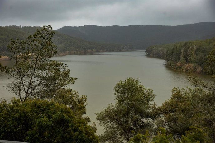 Vista del embalse de Foix al 100% de su capacidad, a 19 de marzo de 2025.