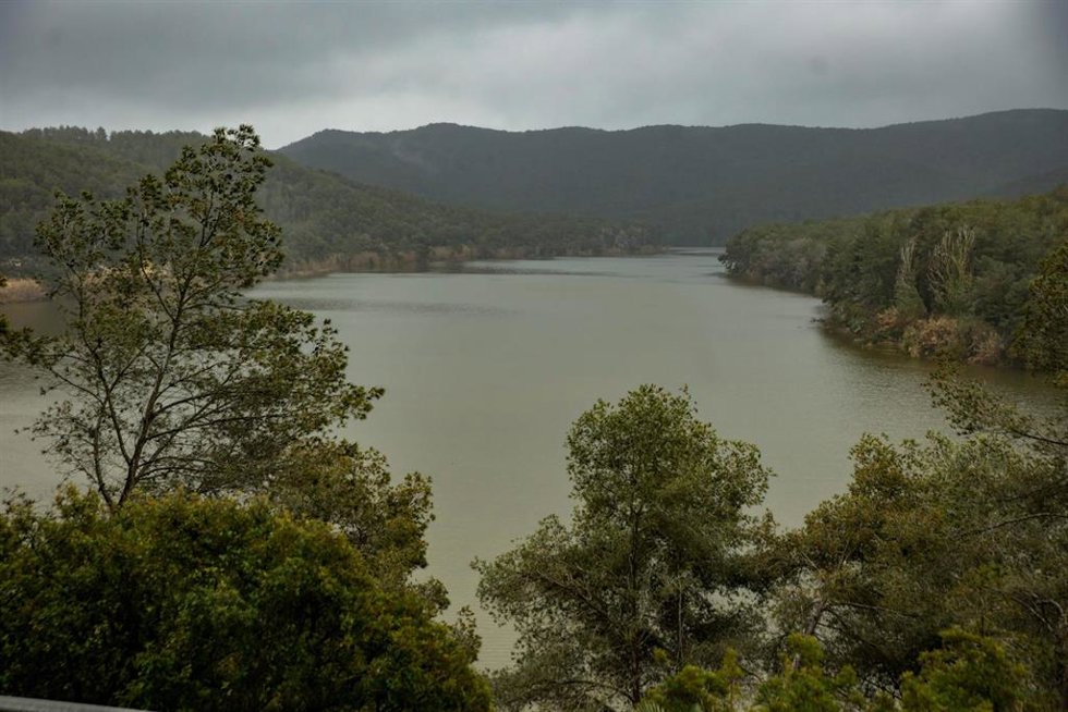 Vista del embalse de Foix al 100% de su capacidad, a 19 de marzo de 2025.