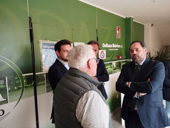 Paco Núñez durante la visita a la empresa DeRaza Ibéricos en Talavera de la Reina.