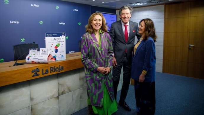 La consejera de Salud y Políticas Sociales, María Martín, la directora general de Dependencia, Discapacidad y Mayores, Ana Zuazo, y el presidente del Colegio Oficial de Farmacéuticos de La Rioja, Miguel Ángel García, presentan el programa