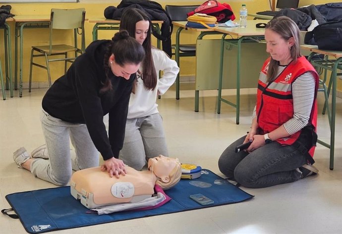 Cerca de 300 estudiantes de Camargo se forman en primeros auxilios y uso de desfibriladores