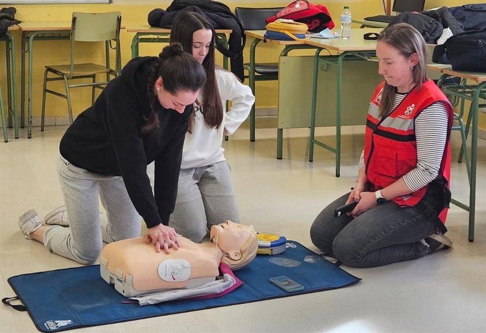 Cerca de 300 estudiantes de Camargo se forman en primeros auxilios y uso de desfibriladores
