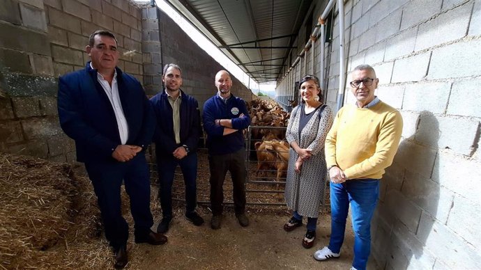El coordinador general de IU Andalucía, Toni Valero; la coordinadora provincial de IU Málaga, Toni Morillas, y el alcalde de Sedella, Francisco Abolafio, presentan iniciativas para la protección de la cabra malagueña