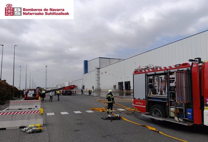 Los bomberos intervienen para extinguir el incendio en una empresa de Funes.