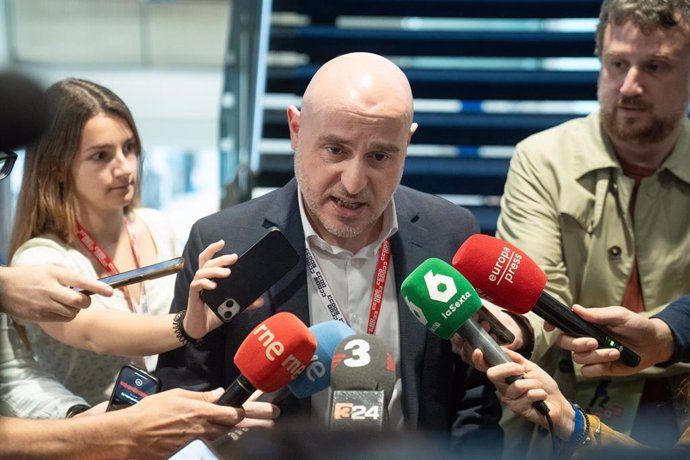 El delegado del Gobierno en Catalunya, Carlos Prieto, realiza declaraciones ante la prensa sobre el accidente de helicóptero en Nueva York .