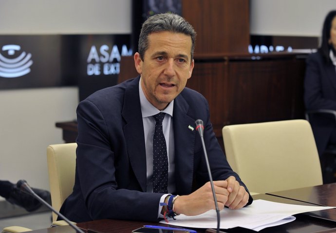 El secretario general de Economía, Empresa y Comercio de la Junta, Víctor Píriz, en su comparecencia en comisión parlamentaria en la Asamblea
