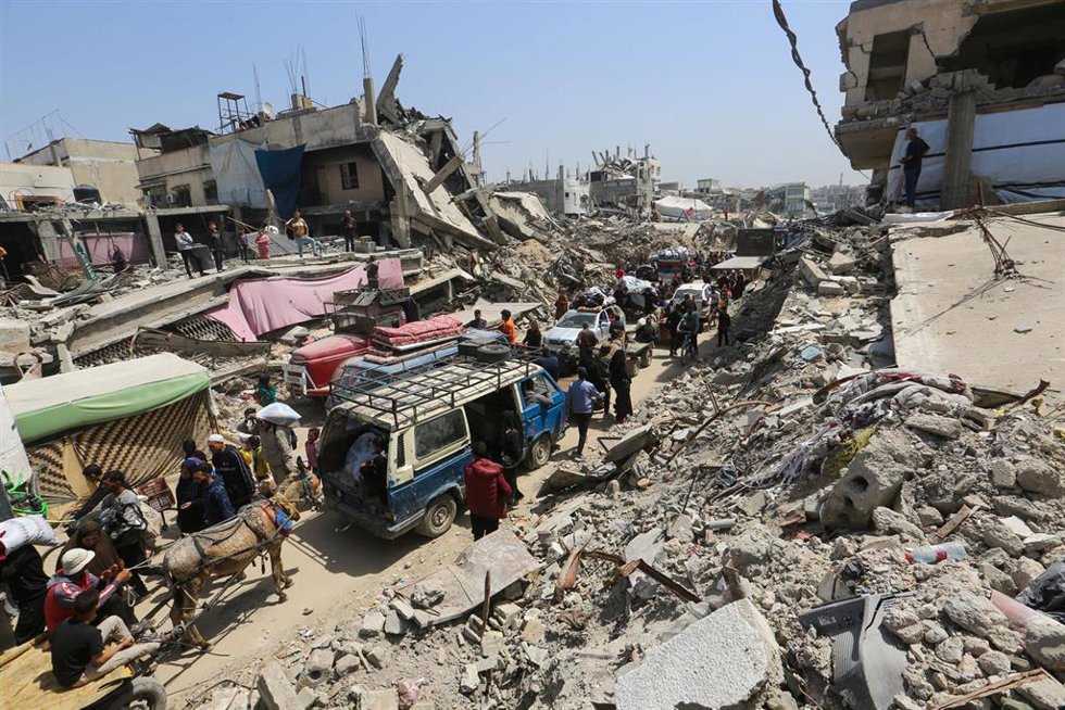 Palestinos huyen del barrio de Shujaia, en el este de la ciudad de Gaza, tras una orden de evacuación emitida por el Ejército de Israel contra esta zona del norte de la Franja de Gaza (archivo)