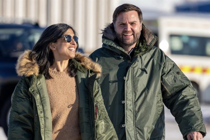 28 de março de 2025, Pituffik, Groenlândia: O vice-presidente dos EUA, J.D. Vance, e a segunda-dama, Usha Vance, juntos durante uma visita à Base da Força Espacial de Pituffik, em 28 de março de 2025, em Pituffik, Groenlândia. Vance insultou a Dinamarca c
