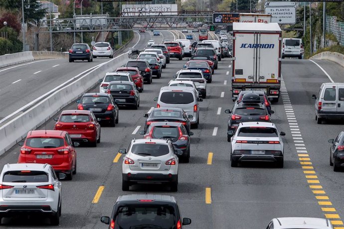 Archivo - Tráfico en la A-6, el día en que arranca la operación salida de Semana Santa 2022, a 8 de abril de 2022, en Madrid (España). 