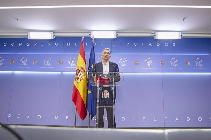 Archivo - El portavoz parlamentario de Izquierda Unida, Enrique Santiago, e una rueda de prensa en el Congreso