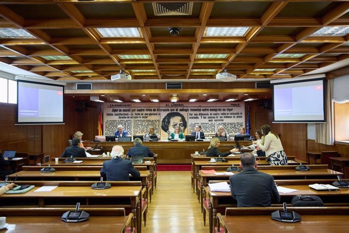El director técnico de Geotecnia de Proyectos y Obras (GEOprob), Francisco Javier Sánchez Caro (1i), durante la Comisión de Investigación sobre las circunstancias que influyeron en la catástrofe sufrida como consecuencia de la DANA.