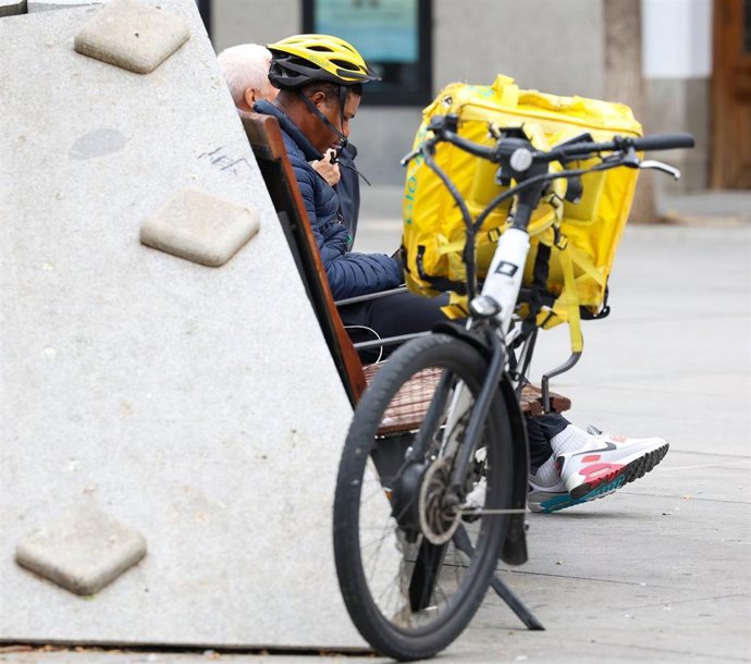 Archivo - Arquivo - Un mozo traballando de rider, a 14 de outubro de 2024, en Madrid (España). A ministra de Inclusión, Seguridade Social e Migracións, Elma Saiz, asegurou que un 13,6% dos afiliados á Seguridade Social son estranxeiros, que representan ?u