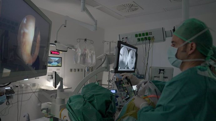 Quirónsalud Zaragoza completa la primera operación a nivel mundial de artrodesis cervical posterior por endoscopia.