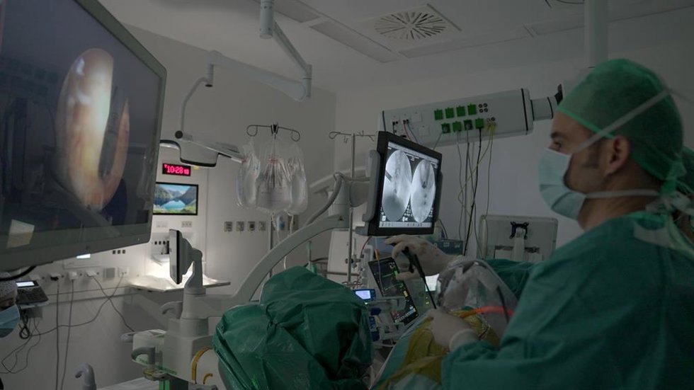 Quirónsalud Zaragoza completa la primera operación a nivel mundial de artrodesis cervical posterior por endoscopia.