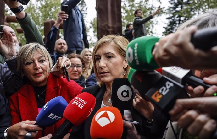 A ex-Ministra da Justiça e Emergências da Generalitat Valenciana Salomé Pradas dá declarações à mídia ao chegar para depor, como investigadora, perante a Cidade de Justiça de Valência, em 11 de abril de 2025, em Valência, Comuni
