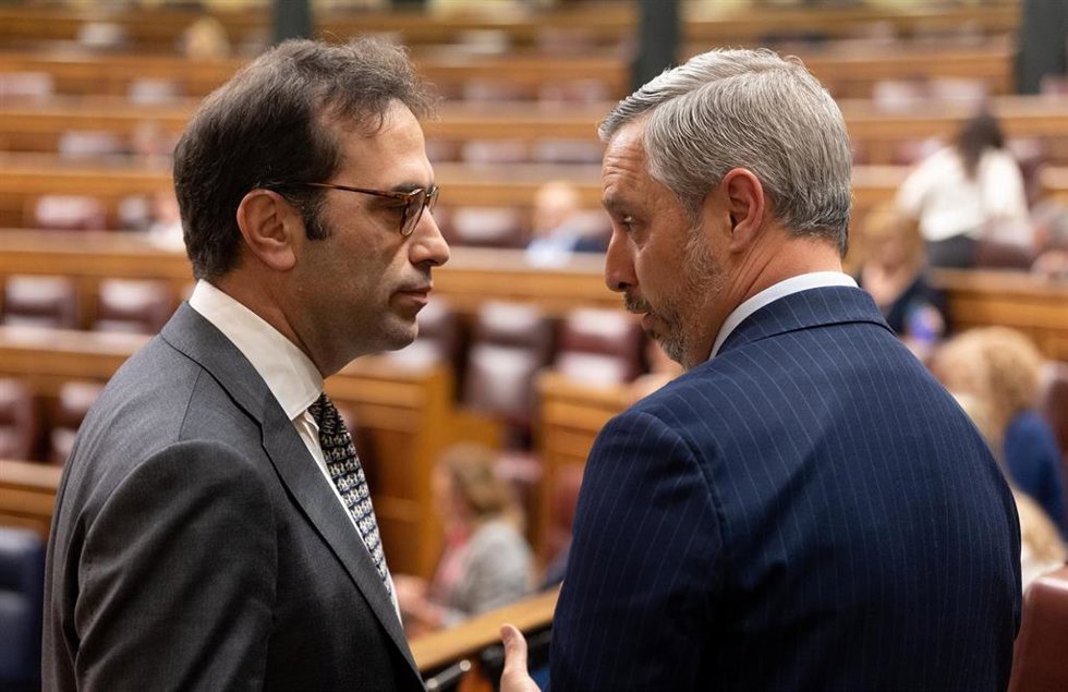 El ministro de Economía, Comercio y Empresa, Carlos Cuerpo (i), y el diputado del PP, Juan Bravo (d), durante una sesión de control al Gobierno, en el Congreso de los Diputados, a 9 de abril de 2025, en Madrid (España). 