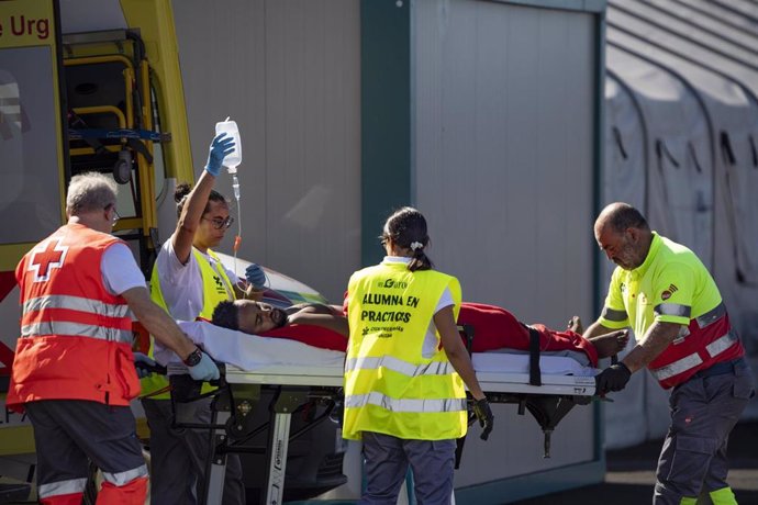 Archivo - Un migrante es atendido por los servicios de emergencia a su llegada al puerto de La Restinga