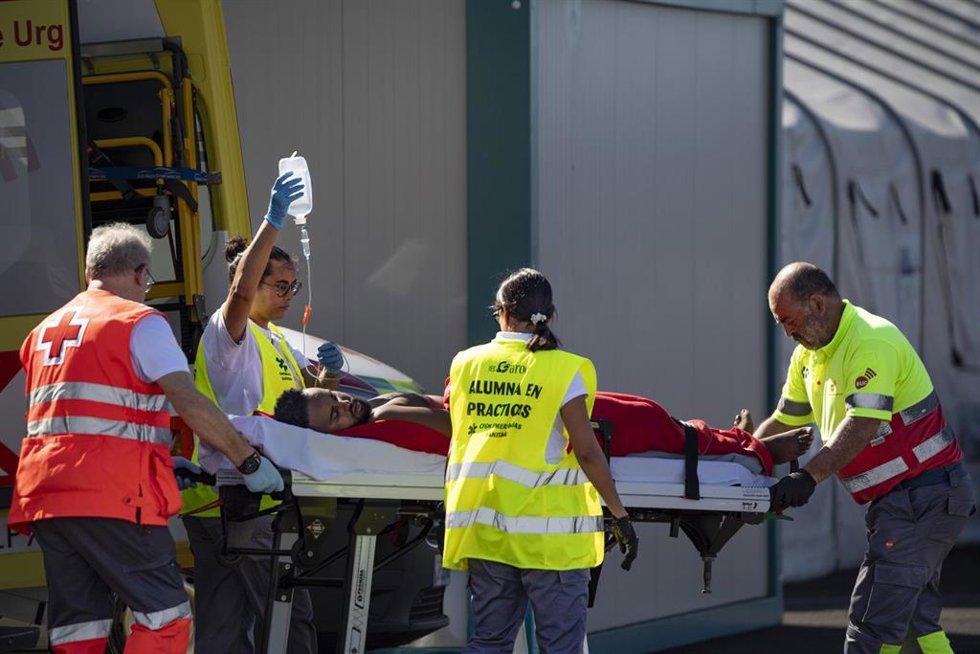 Archivo - Un migrante es atendido por los servicios de emergencia a su llegada al puerto de La Restinga