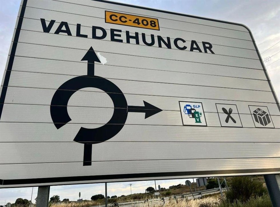 Transporte y Aedive presenta el plan de señaléctica de estaciones de carga a los operadores de recarga.