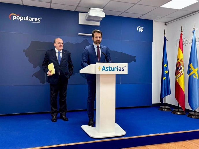 El presidente del PP de Asturias, Álvaro Queipo, y el diputado regional popular José Cuervas-Mons.
