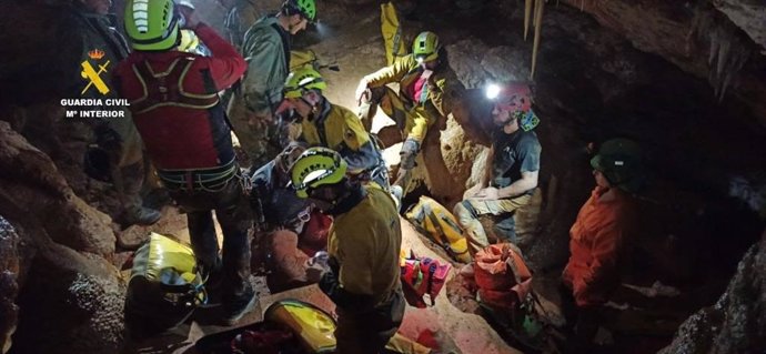 Imagen del rescate de la espeleóloga accidentada
