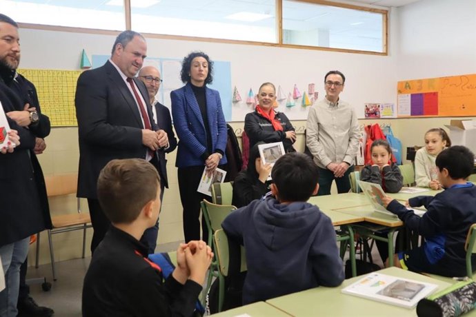 El consejero de Agricultura, Ganadería y Desarrollo Rural, Julián Martínez Lizán, en el colegio público 'El Paseo', de Caudete.
