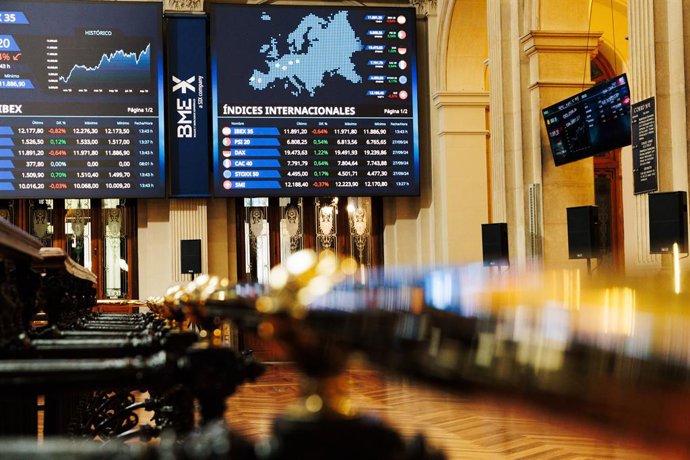 Archivo - Paneles de índices Internacionales en el Palacio de la Bolsa de Madrid, a 30 de septiembre de 2024, en Madrid (España). El Ibex 35 ha iniciado la sesión de este lunes, la última del mes de septiembre, con una caída del 0,32%, lo que ha llevado a
