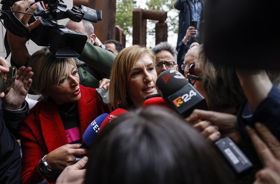 Pie de Foto:
La exconsellera de Justicia y Emergencias de la Generalitat valenciana Salomé Pradas ofrece declaraciones a los medios a su llegada a declarar, en calidad de investigada ante la Ciudad de la Justicia de Valencia, a 11 de abril de 2025, en 