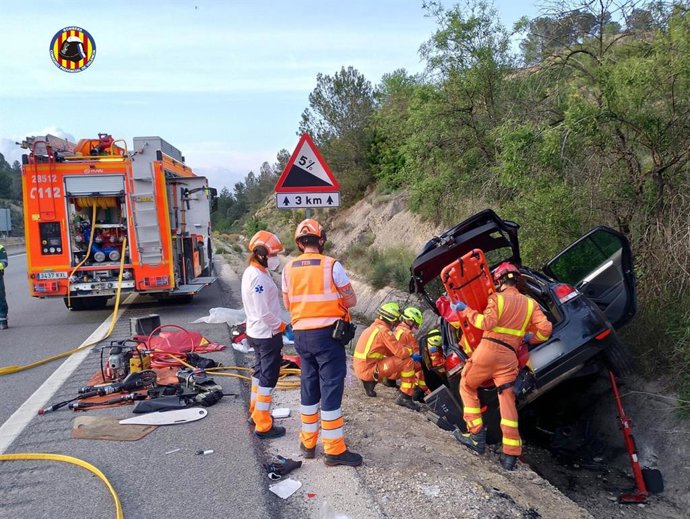 Ferit un home de 80 anys en bolcar amb el seu cotxe en un terraplè en l'A-7 a la Llosa de Ranes