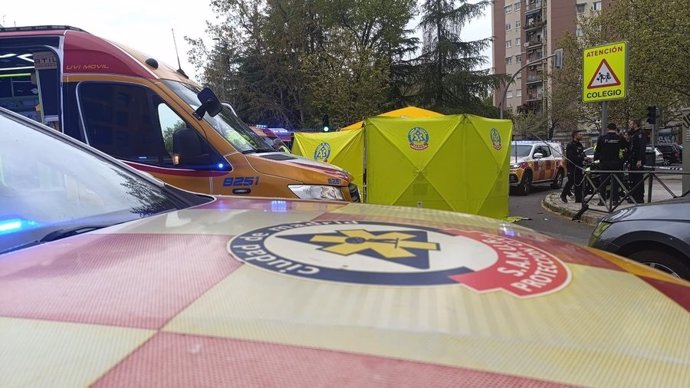 Muere un motorista al estamparse contra un coche que esperaba en un semáforo de la avenida de la Aviación