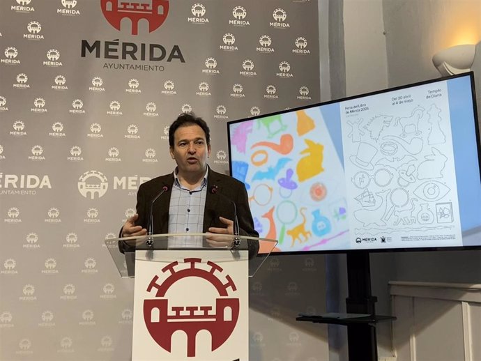 El delegado de Cultura, Antonio Vélez, en la presentación de la programación de la Feria del Libro de Mérida 2025
