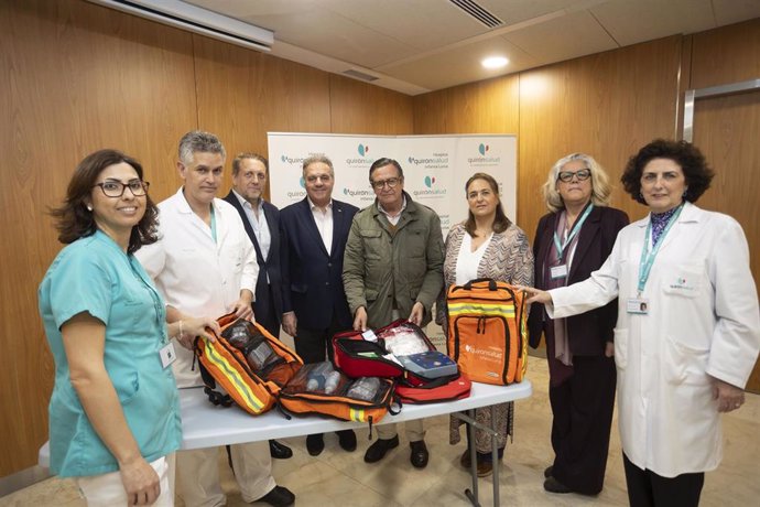La supervisora de enfermería del centro hospitalario Inmaculada Pulido, el director médico, Fernando Maroto; el conciliario primero de la Esperanza de Triana, José Antonio Sevillano, Carlos Martín Vázquez, hermano mayor de la Estrella; Manuel Lobo, herma