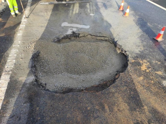 Tareas de tapado del socavón surgido en la A-49.