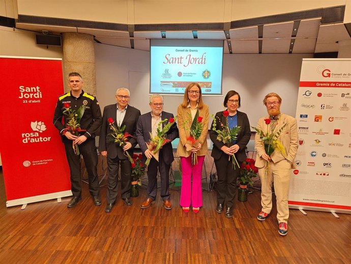 Foto de familia tras la rueda de prensa del Consell de Gremis de cara a Sant Jordi 2025.