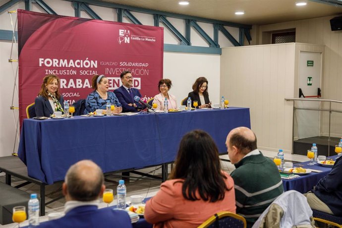 El consejero de Educación, Cultura y Deportes, Amador Pastor, mantiene un desayuno informativo con la Red Europea de Lucha contra la Pobreza y Exclusión de Castilla-La Mancha en el Hotel María Cristina.