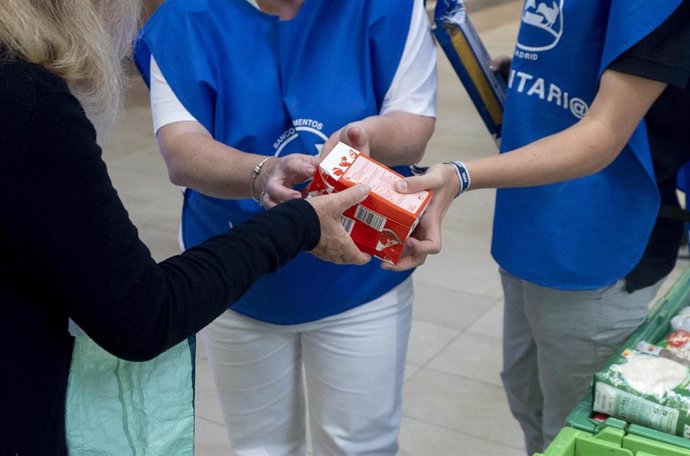 Archivo - Dos voluntarias en una recogida de alimentos.