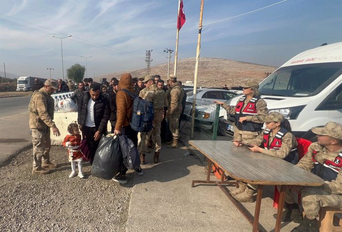 Archivo - REYHANLI (T?RKIYE), 18 de dezembro de 2024 -- Sírios se preparam para entrar na Síria vindos de Trkiye no portão de fronteira de Cilvegozu no distrito de Reyhanli em Hatay, Trkiye, em 18 de dezembro de 2024. Um especialista turco descartou a