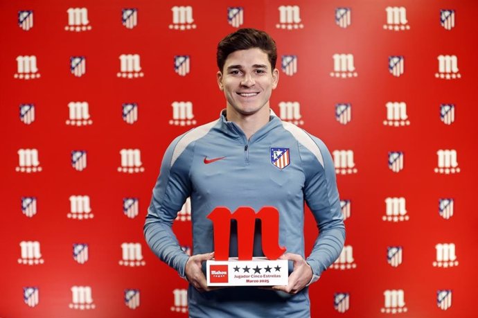 El delantero argentino posa con el trofeo como  'Jugador Cinco Estrellas' del mes de marzo que entrega Mahou.
